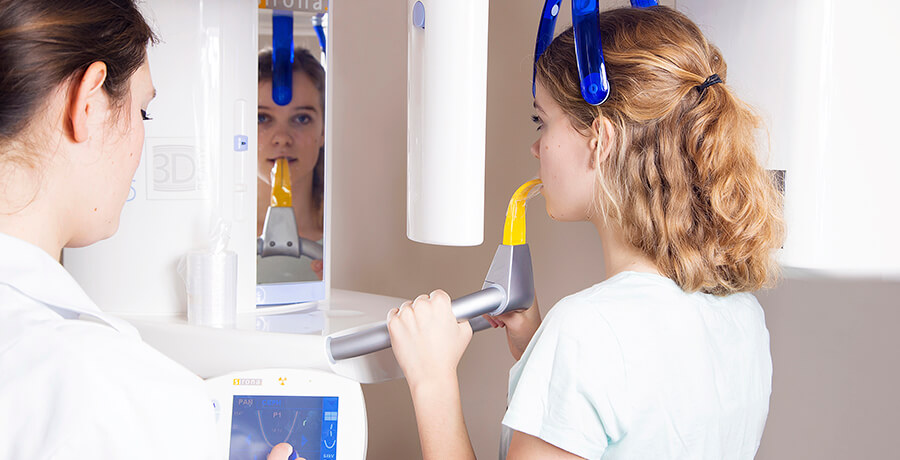 De orthodontist maakt röntgenfoto's voor een goed behandelplan